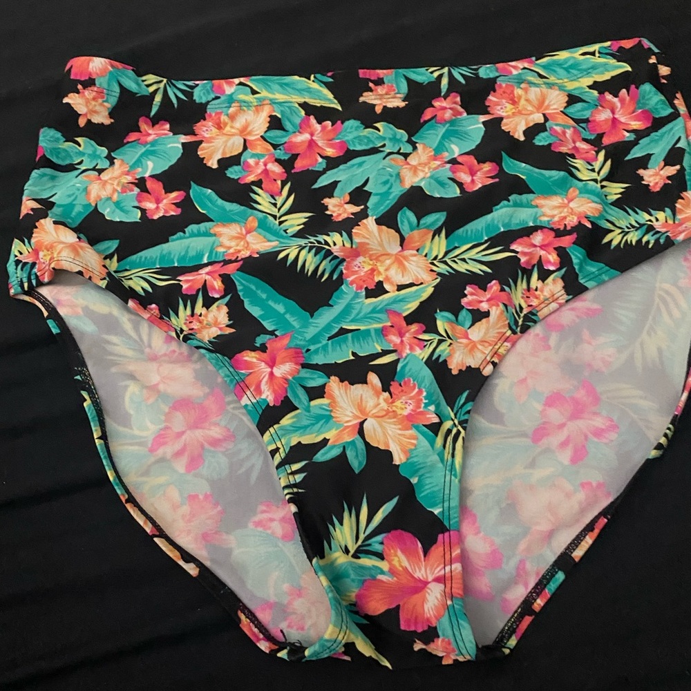 Forever 21 Plus Size SwimSuit Bottoms. Hawaiian. flowers